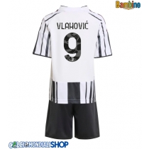 Maglie da calcio Juventus Dusan Vlahovic #9 Prima Maglia Bambino 2025-26 Manica Corta (+ Pantaloni corti)